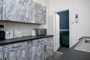 4-bedroom- Stoke-on-trent Sleeps 8- pet Friendly