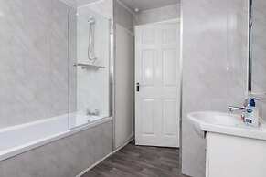 4-bedroom- Stoke-on-trent Sleeps 8- pet Friendly