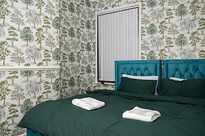 4-bedroom- Stoke-on-trent Sleeps 8- pet Friendly