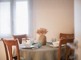 Elegant City Apartment - 250m From Solomos Square