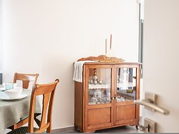 Elegant City Apartment - 250m From Solomos Square