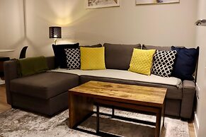 Renovatedapartmentsleeps4-freeparking-tv