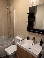 Renovatedapartmentsleeps4-freeparking-tv