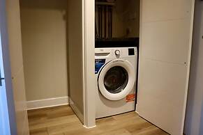 Renovatedapartmentsleeps4-freeparking-tv