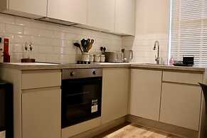 Renovatedapartmentsleeps4-freeparking-tv