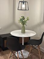 Renovatedapartmentsleeps4-freeparking-tv