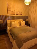 Renovatedapartmentsleeps4-freeparking-tv