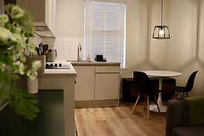 Renovatedapartmentsleeps4-freeparking-tv