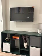 Renovatedapartmentsleeps4-freeparking-tv