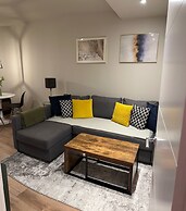 Renovatedapartmentsleeps4-freeparking-tv