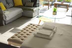 Stylish Boutique Loft With Private Balcony