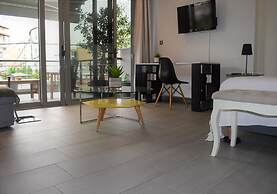 Stylish Boutique Loft With Private Balcony