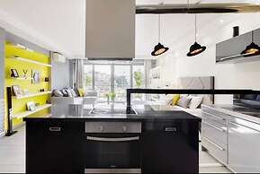 Stylish Boutique Loft With Private Balcony