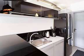 Stylish Boutique Loft With Private Balcony