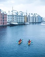 Family Friendly, Free Parking Space, Short Walk to Brosundet