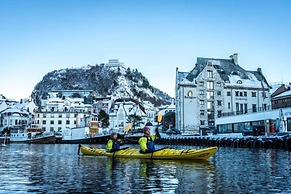 Family Friendly, Free Parking Space, Short Walk to Brosundet