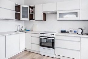 Family Friendly, Free Parking Space, Short Walk to Brosundet