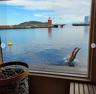 Family Friendly, Free Parking Space, Short Walk to Brosundet