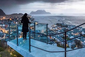 Family Friendly, Free Parking Space, Short Walk to Brosundet