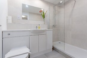 Kensington Gardens 2 Bedroom Flat With a Balcony
