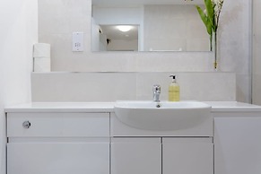 Kensington Gardens 2 Bedroom Flat With a Balcony