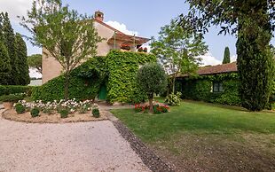 Farmhouse With Exclusive View Between Umbria and Tuscany La Godiola-al