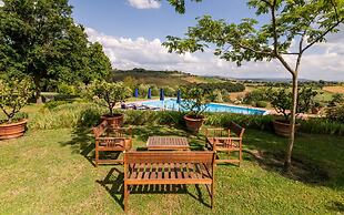Farmhouse With Exclusive View Between Umbria and Tuscany La Godiola-al
