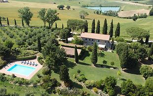 Farmhouse With Exclusive View Between Umbria and Tuscany La Godiola-al