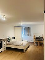 Cozy Basement Fashion District by Oneluxstay