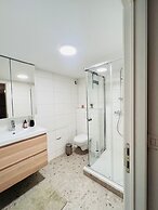 Cozy Basement Fashion District by Oneluxstay