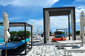 5-star Condo at The W Residences 1BR by Oneluxstay