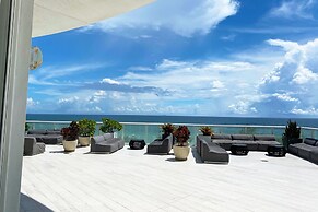 5-star Condo at The W Residences 1BR by Oneluxstay