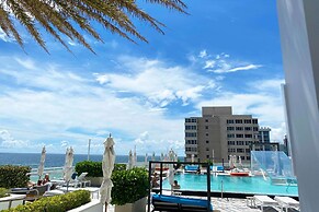 5-star Condo at The W Residences 1BR by Oneluxstay