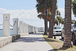 Stylish 1BR At Brickell Bay Club by Oneluxstay