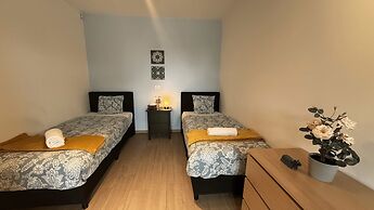 Spacious 3BR 2/5 BA Near Diamond District by Oneluxstay