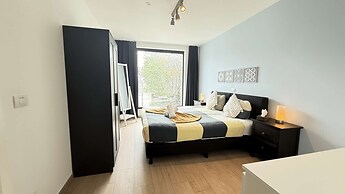 Spacious 3BR 2/5 BA Near Diamond District by Oneluxstay