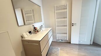 Spacious 3BR 2/5 BA Near Diamond District by Oneluxstay