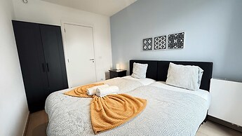 Spacious 3BR 2/5 BA Near Diamond District by Oneluxstay