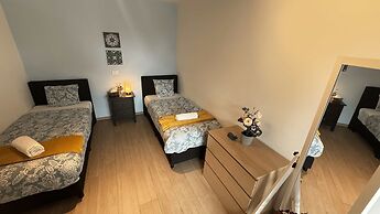 Spacious 3BR 2/5 BA Near Diamond District by Oneluxstay