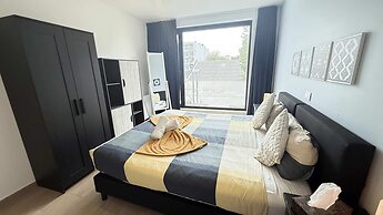 Spacious 3BR 2/5 BA Near Diamond District by Oneluxstay