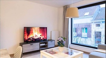 Spacious 3BR 2/5 BA Near Diamond District by Oneluxstay