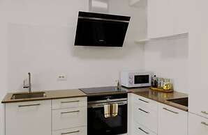 Spacious 3BR 2/5 BA Near Diamond District by Oneluxstay