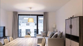 Spacious 3BR 2/5 BA Near Diamond District by Oneluxstay