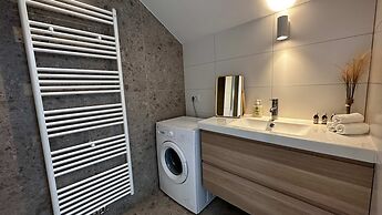 Luxury 1BR Near Fashion District by Oneluxstay