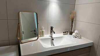 Luxury 1BR Near Fashion District by Oneluxstay