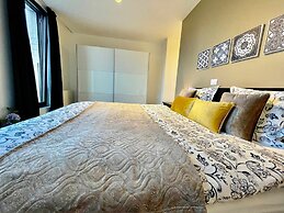 Modern 2BR Penthouse Near Diamond District by Oneluxstay