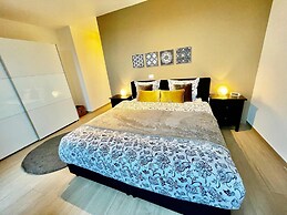 Modern 2BR Penthouse Near Diamond District by Oneluxstay