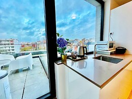 Modern 2BR Penthouse Near Diamond District by Oneluxstay