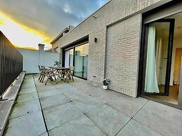 Modern 2BR Penthouse Near Diamond District by Oneluxstay
