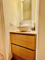 Modern 2BR Penthouse Near Diamond District by Oneluxstay